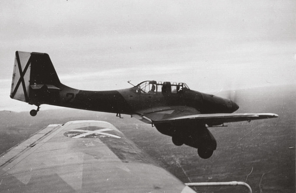 Máy bay ném bom bổ nhào Ju 87A "Stuka"