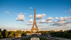 Tháp Eiffel là một trong những toà tháp nổi tiếng nhất thế giới